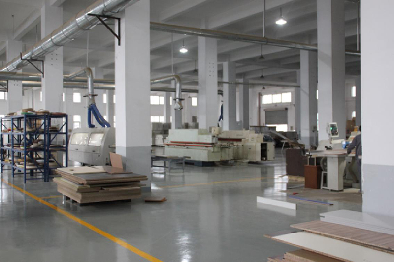 上海辦公家具廠卓越的現(xiàn)代化管理制度，認(rèn)真負(fù)責(zé)的福冠辦公家具全體員工，規(guī)范化流水作業(yè)，保障您的產(chǎn)品質(zhì)量。